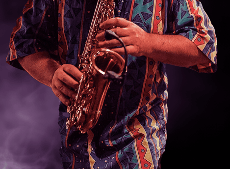 Ruben mederson con un saxo