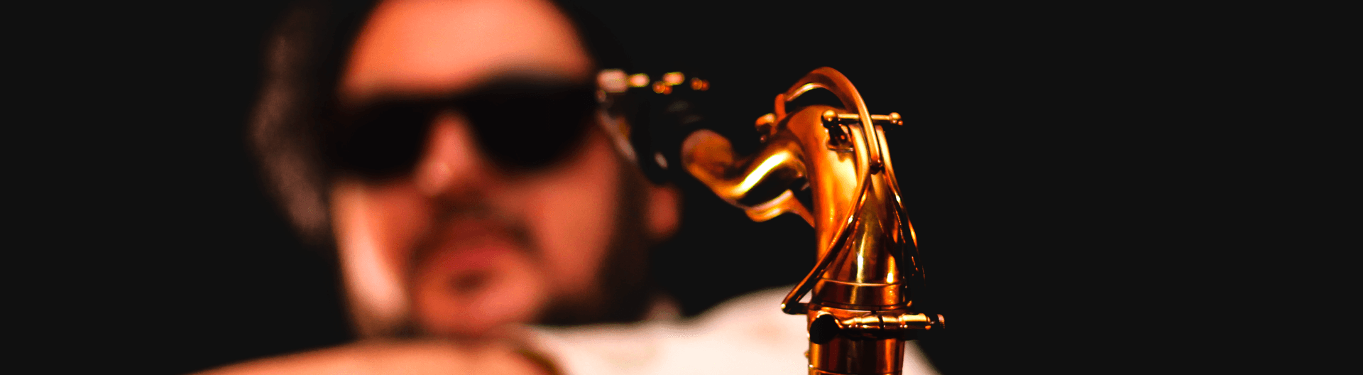 Ruben mederson con un saxo